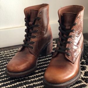 Frye Sabrina Lace Up